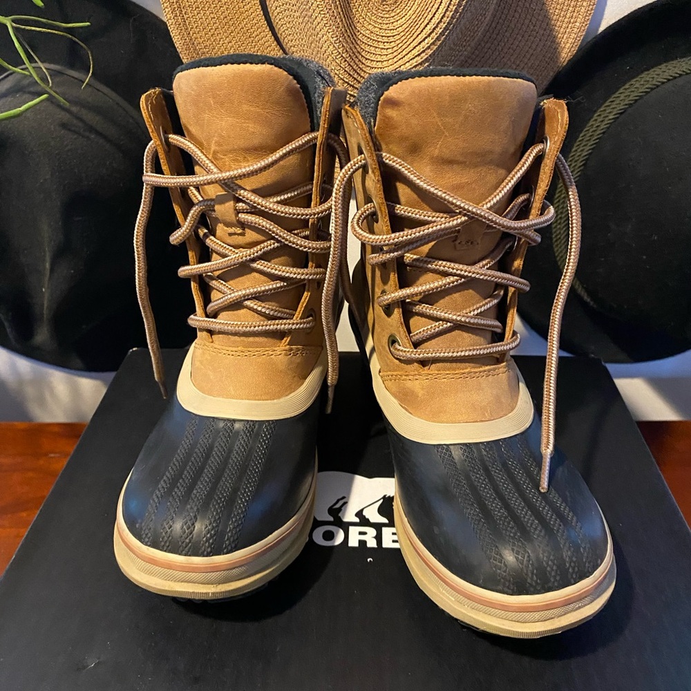 SOREL Rain/Snow boot WMNS Sz 6 excellent condition no crease or scuffs